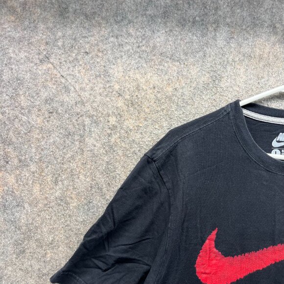 Nike Shirt Mens Large Black Red Crewneck Big Swoosh Logo Regular Fit Cotton - Picture 7 of 10